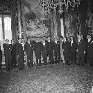 Il Presidente della Repubblica Giuseppe Saragat e l'on. Aldo Moro durante la colazione in onore dei Ministri della Difesa dei Paesi della NATO.