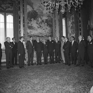 Il Presidente della Repubblica Giuseppe Saragat e l'on. Aldo Moro durante la colazione in onore dei Ministri della Difesa dei Paesi della NATO.