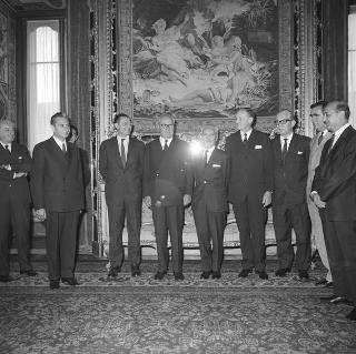 Il Presidente della Repubblica Giuseppe Saragat e l'on. Aldo Moro durante la colazione in onore dei Ministri della Difesa dei Paesi della NATO.