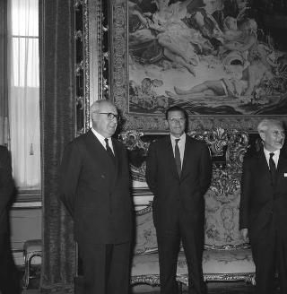 Il Presidente della Repubblica Giuseppe Saragat e l'on. Aldo Moro durante la colazione in onore dei Ministri della Difesa dei Paesi della NATO.