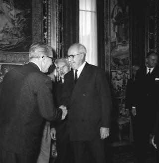 Il Presidente della Repubblica Giuseppe Saragat e l'on. Aldo Moro durante la colazione in onore dei Ministri della Difesa dei Paesi della NATO.