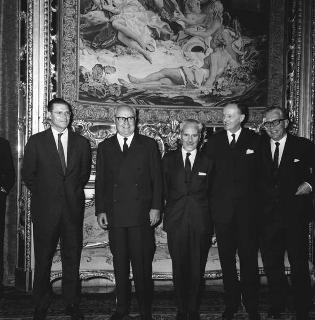 Il Presidente della Repubblica Giuseppe Saragat e l'on. Aldo Moro durante la colazione in onore dei Ministri della Difesa dei Paesi della NATO.