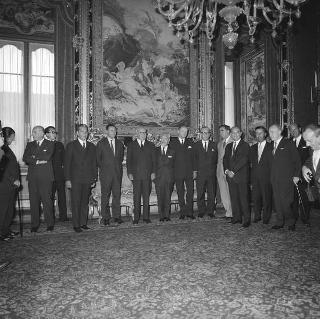 Il Presidente della Repubblica Giuseppe Saragat e l'on. Aldo Moro durante la colazione in onore dei Ministri della Difesa dei Paesi della NATO.