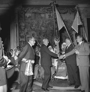 Mario Ossola, sindaco di Varese, con una rappresentanza di varesini, per le celebrazioni del 150° anniversario della elevazione di Varese al rango di città