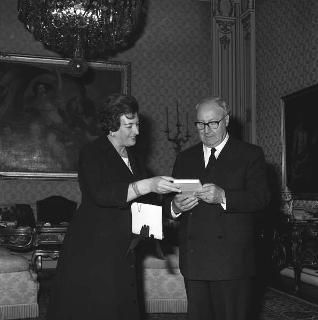 Il Presidente della Repubblica Giuseppe Saragat con la prof.ssa Maria Luisa Spaziani in Zolla