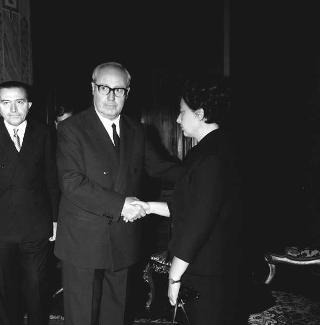 Il Presidente della Repubblica Giuseppe Saragat  e Giulio Andreotti, Presidente del Comitato per l'assegnazione del "Premio Medaglie d'oro", con un gruppo di familiari di finanzieri caduti in Alto Adige