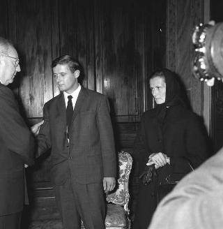 Il Presidente della Repubblica Giuseppe Saragat  e Giulio Andreotti, Presidente del Comitato per l'assegnazione del "Premio Medaglie d'oro", con un gruppo di familiari di finanzieri caduti in Alto Adige
