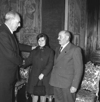 Il Presidente della Repubblica Giuseppe Saragat  e Giulio Andreotti, Presidente del Comitato per l'assegnazione del "Premio Medaglie d'oro", con un gruppo di familiari di finanzieri caduti in Alto Adige