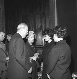 Il Presidente della Repubblica Giuseppe Saragat  e Giulio Andreotti, Presidente del Comitato per l'assegnazione del "Premio Medaglie d'oro", con un gruppo di familiari di finanzieri caduti in Alto Adige