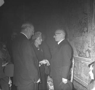 Il Presidente della Repubblica Giuseppe Saragat  e Giulio Andreotti, Presidente del Comitato per l'assegnazione del "Premio Medaglie d'oro", con un gruppo di familiari di finanzieri caduti in Alto Adige