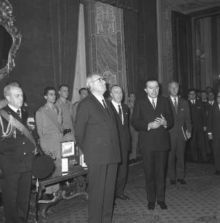 Il Presidente della Repubblica Giuseppe Saragat  e Giulio Andreotti, Presidente del Comitato per l'assegnazione del "Premio Medaglie d'oro", con un gruppo di familiari di finanzieri caduti in Alto Adige