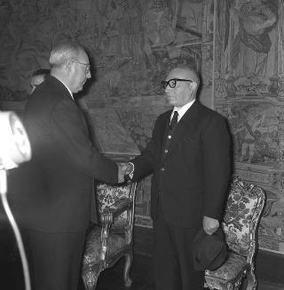 Il Presidente della Repubblica Giuseppe Saragat  e Giulio Andreotti, Presidente del Comitato per l'assegnazione del "Premio Medaglie d'oro", con un gruppo di familiari di finanzieri caduti in Alto Adige