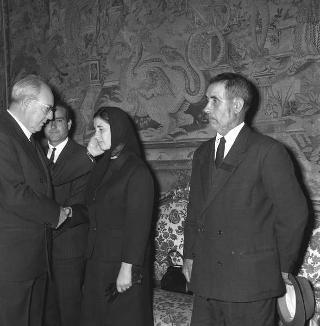 Il Presidente della Repubblica Giuseppe Saragat  e Giulio Andreotti, Presidente del Comitato per l'assegnazione del "Premio Medaglie d'oro", con un gruppo di familiari di finanzieri caduti in Alto Adige