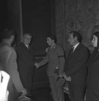 Il Presidente della Repubblica Giuseppe Saragat  e Giulio Andreotti, Presidente del Comitato per l'assegnazione del "Premio Medaglie d'oro", con un gruppo di familiari di finanzieri caduti in Alto Adige
