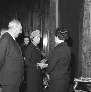 Il Presidente della Repubblica Giuseppe Saragat  e Giulio Andreotti, Presidente del Comitato per l'assegnazione del "Premio Medaglie d'oro", con un gruppo di familiari di finanzieri caduti in Alto Adige