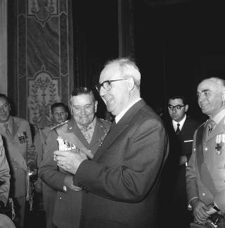 Il Presidente della Repubblica Giuseppe Saragat  e Giulio Andreotti, Presidente del Comitato per l'assegnazione del "Premio Medaglie d'oro", con un gruppo di familiari di finanzieri caduti in Alto Adige