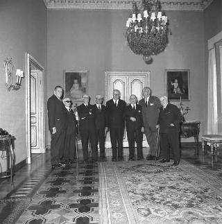 Il Sen. Giovanni Gronchi, con il sen. Umberto Tupini e altri deputati oppositori aventiniani con il Presidente della Repubblica Giuseppe Saragat