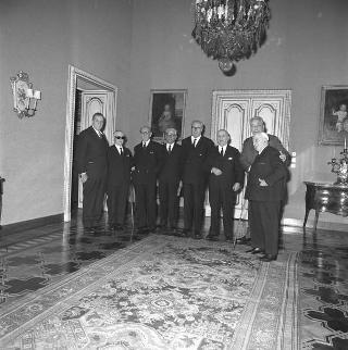 Il Sen. Giovanni Gronchi, con il sen. Umberto Tupini e altri deputati oppositori aventiniani con il Presidente della Repubblica Giuseppe Saragat