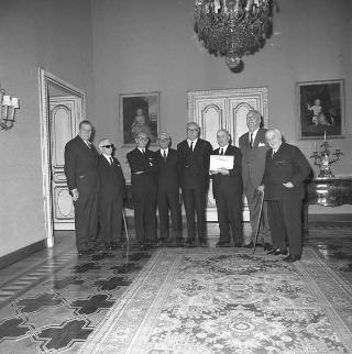 Il Sen. Giovanni Gronchi, con il sen. Umberto Tupini e altri deputati oppositori aventiniani con il Presidente della Repubblica Giuseppe Saragat