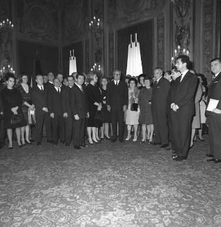L'on. Achille Corona, Ministro del turismo e dello spettacolo, con Ennio Palmitessa, sovrintendente del Teatro dell'Opera di Roma, e gli artisti lirici italiani che hanno partecipato a un ciclo di rappresentazioni a Berlino in visita di omaggio al Presidente della Repubblica Giuseppe Saragat