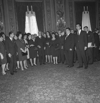 L'on. Achille Corona, Ministro del turismo e dello spettacolo, con Ennio Palmitessa, sovrintendente del Teatro dell'Opera di Roma, e gli artisti lirici italiani che hanno partecipato a un ciclo di rappresentazioni a Berlino in visita di omaggio al Presidente della Repubblica Giuseppe Saragat