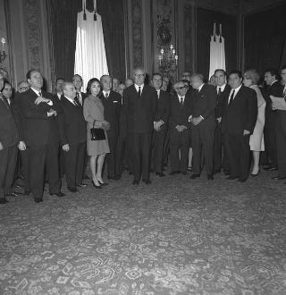 L'on. Achille Corona, Ministro del turismo e dello spettacolo, con Ennio Palmitessa, sovrintendente del Teatro dell'Opera di Roma, e gli artisti lirici italiani che hanno partecipato a un ciclo di rappresentazioni a Berlino in visita di omaggio al Presidente della Repubblica Giuseppe Saragat