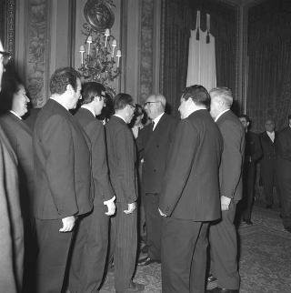 L'on. Achille Corona, Ministro del turismo e dello spettacolo, con Ennio Palmitessa, sovrintendente del Teatro dell'Opera di Roma, e gli artisti lirici italiani che hanno partecipato a un ciclo di rappresentazioni a Berlino in visita di omaggio al Presidente della Repubblica Giuseppe Saragat