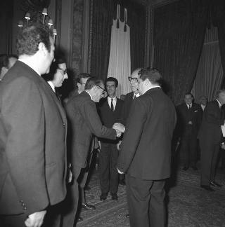 L'on. Achille Corona, Ministro del turismo e dello spettacolo, con Ennio Palmitessa, sovrintendente del Teatro dell'Opera di Roma, e gli artisti lirici italiani che hanno partecipato a un ciclo di rappresentazioni a Berlino in visita di omaggio al Presidente della Repubblica Giuseppe Saragat