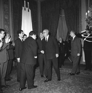 L'on. Achille Corona, Ministro del turismo e dello spettacolo, con Ennio Palmitessa, sovrintendente del Teatro dell'Opera di Roma, e gli artisti lirici italiani che hanno partecipato a un ciclo di rappresentazioni a Berlino in visita di omaggio al Presidente della Repubblica Giuseppe Saragat