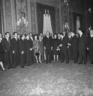 L'on. Achille Corona, Ministro del turismo e dello spettacolo, con Ennio Palmitessa, sovrintendente del Teatro dell'Opera di Roma, e gli artisti lirici italiani che hanno partecipato a un ciclo di rappresentazioni a Berlino in visita di omaggio al Presidente della Repubblica Giuseppe Saragat