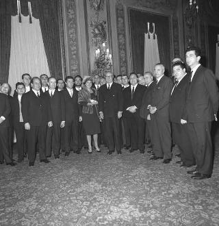 L'on. Achille Corona, Ministro del turismo e dello spettacolo, con Ennio Palmitessa, sovrintendente del Teatro dell'Opera di Roma, e gli artisti lirici italiani che hanno partecipato a un ciclo di rappresentazioni a Berlino in visita di omaggio al Presidente della Repubblica Giuseppe Saragat