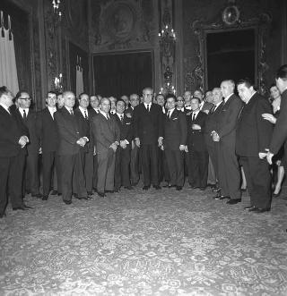 L'on. Achille Corona, Ministro del turismo e dello spettacolo, con Ennio Palmitessa, sovrintendente del Teatro dell'Opera di Roma, e gli artisti lirici italiani che hanno partecipato a un ciclo di rappresentazioni a Berlino in visita di omaggio al Presidente della Repubblica Giuseppe Saragat