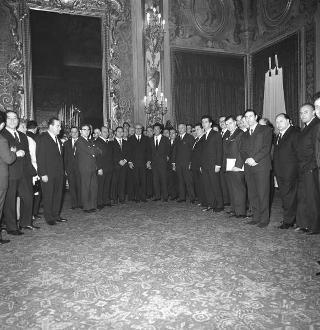 L'on. Achille Corona, Ministro del turismo e dello spettacolo, con Ennio Palmitessa, sovrintendente del Teatro dell'Opera di Roma, e gli artisti lirici italiani che hanno partecipato a un ciclo di rappresentazioni a Berlino in visita di omaggio al Presidente della Repubblica Giuseppe Saragat
