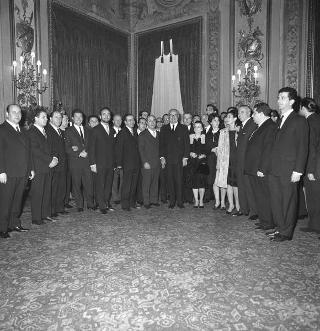 L'on. Achille Corona, Ministro del turismo e dello spettacolo, con Ennio Palmitessa, sovrintendente del Teatro dell'Opera di Roma, e gli artisti lirici italiani che hanno partecipato a un ciclo di rappresentazioni a Berlino in visita di omaggio al Presidente della Repubblica Giuseppe Saragat