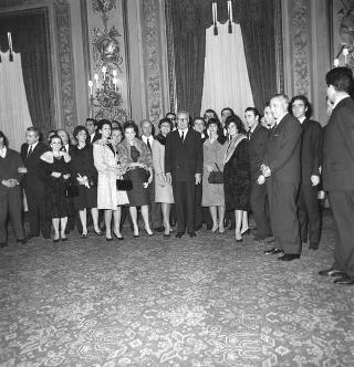 L'on. Achille Corona, Ministro del turismo e dello spettacolo, con Ennio Palmitessa, sovrintendente del Teatro dell'Opera di Roma, e gli artisti lirici italiani che hanno partecipato a un ciclo di rappresentazioni a Berlino in visita di omaggio al Presidente della Repubblica Giuseppe Saragat