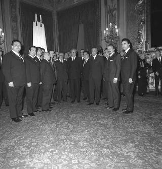 L'on. Achille Corona, Ministro del turismo e dello spettacolo, con Ennio Palmitessa, sovrintendente del Teatro dell'Opera di Roma, e gli artisti lirici italiani che hanno partecipato a un ciclo di rappresentazioni a Berlino in visita di omaggio al Presidente della Repubblica Giuseppe Saragat