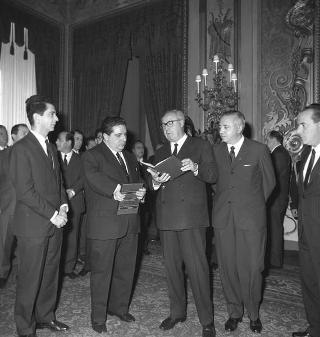 L'on. Achille Corona, Ministro del turismo e dello spettacolo, con Ennio Palmitessa, sovrintendente del Teatro dell'Opera di Roma, e gli artisti lirici italiani che hanno partecipato a un ciclo di rappresentazioni a Berlino in visita di omaggio al Presidente della Repubblica Giuseppe Saragat