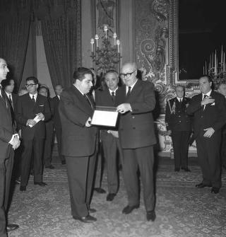 L'on. Achille Corona, Ministro del turismo e dello spettacolo, con Ennio Palmitessa, sovrintendente del Teatro dell'Opera di Roma, e gli artisti lirici italiani che hanno partecipato a un ciclo di rappresentazioni a Berlino in visita di omaggio al Presidente della Repubblica Giuseppe Saragat