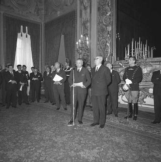 L'on. Achille Corona, Ministro del turismo e dello spettacolo, con Ennio Palmitessa, sovrintendente del Teatro dell'Opera di Roma, e gli artisti lirici italiani che hanno partecipato a un ciclo di rappresentazioni a Berlino in visita di omaggio al Presidente della Repubblica Giuseppe Saragat