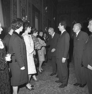 L'on. Achille Corona, Ministro del turismo e dello spettacolo, con Ennio Palmitessa, sovrintendente del Teatro dell'Opera di Roma, e gli artisti lirici italiani che hanno partecipato a un ciclo di rappresentazioni a Berlino in visita di omaggio al Presidente della Repubblica Giuseppe Saragat