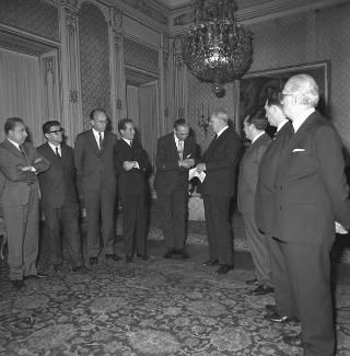 Il Sen. Italo Viglianesi, Segretario generale della UIL, con i dirigenti delle Confederazioni sindacali democratiche dei sei Paesi della CEE in udienza dal Presidente della Repubblica Giuseppe Saragat