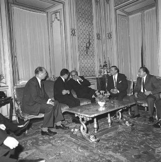 Il Sen. Italo Viglianesi, Segretario generale della UIL, con i dirigenti delle Confederazioni sindacali democratiche dei sei Paesi della CEE in udienza dal Presidente della Repubblica Giuseppe Saragat