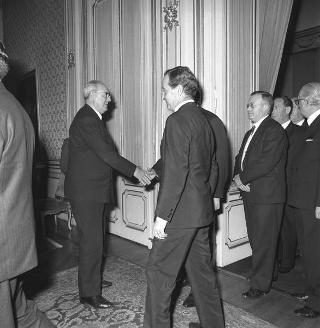 Il Sen. Italo Viglianesi, Segretario generale della UIL, con i dirigenti delle Confederazioni sindacali democratiche dei sei Paesi della CEE in udienza dal Presidente della Repubblica Giuseppe Saragat