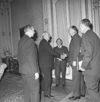 Il Sen. Italo Viglianesi, Segretario generale della UIL, con i dirigenti delle Confederazioni sindacali democratiche dei sei Paesi della CEE in udienza dal Presidente della Repubblica Giuseppe Saragat
