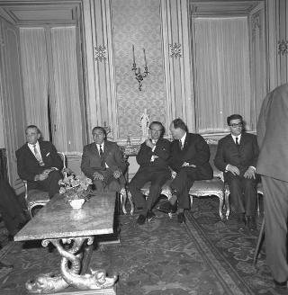 Il Sen. Italo Viglianesi, Segretario generale della UIL, con i dirigenti delle Confederazioni sindacali democratiche dei sei Paesi della CEE in udienza dal Presidente della Repubblica Giuseppe Saragat