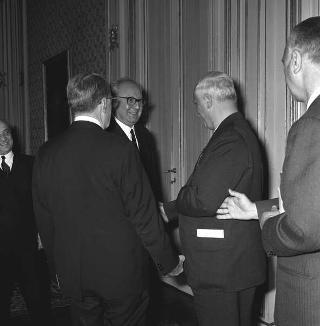 Il Presidente della Repubblica Giuseppe Saragat  con l'on. Amintore Fanfani, Ministro degli esteri italiano, incontrano Paul Martin, Ministro degli esteri del Canada e Marcel Cadieux, Sottosegretario agli esteri canadese