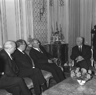 Il Presidente della Repubblica Giuseppe Saragat  con l'on. Amintore Fanfani, Ministro degli esteri italiano, incontrano Paul Martin, Ministro degli esteri del Canada e Marcel Cadieux, Sottosegretario agli esteri canadese
