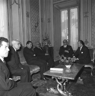 Luigi Gui, Ministro della pubblica istruzione, con Mario Pedini, Presidente dell'Unione nazionale dell'istruzione tecnica e professionale, con una rappresentanza dell'Unione in udienza dal Presidente della Repubblica Giuseppe Saragat