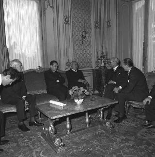 Luigi Gui, Ministro della pubblica istruzione, con Mario Pedini, Presidente dell'Unione nazionale dell'istruzione tecnica e professionale, con una rappresentanza dell'Unione in udienza dal Presidente della Repubblica Giuseppe Saragat