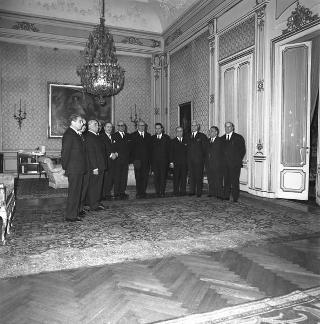 Luigi Gui, Ministro della pubblica istruzione, con Mario Pedini, Presidente dell'Unione nazionale dell'istruzione tecnica e professionale, con una rappresentanza dell'Unione in udienza dal Presidente della Repubblica Giuseppe Saragat